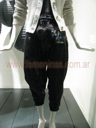 Pantalon negro carrot pinzado H&M
